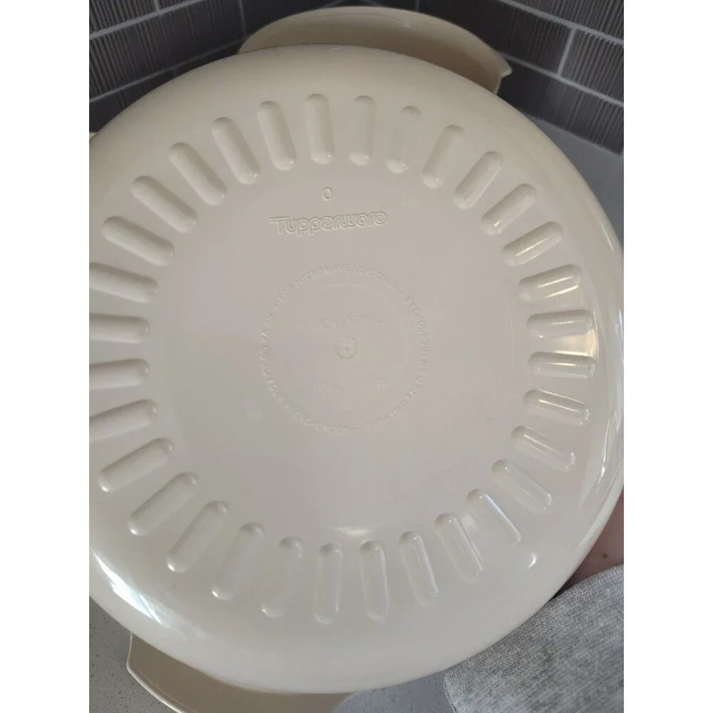 Tupperware Microwave Ultra 21 Round 3 qt, 1 3/4qt, Colander, lid, & Cone Stacked